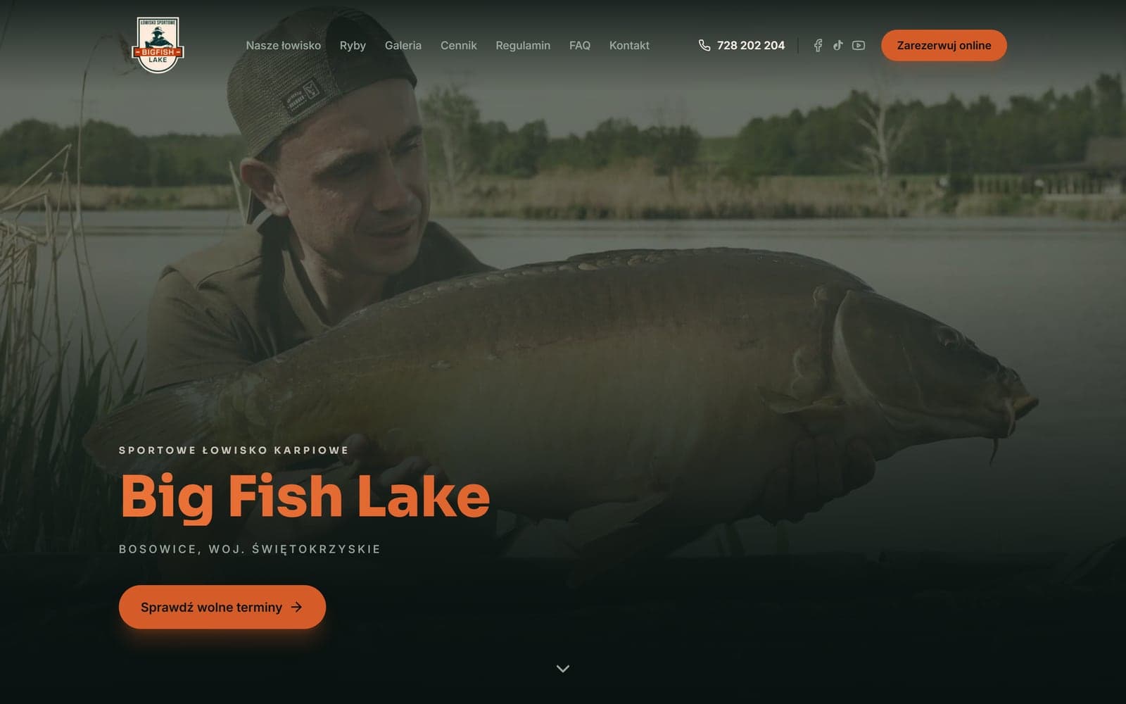 Strona główna Big Fish Lake: wędkarz z karpiem, nagłówek i przycisk sprawdzenia wolnych terminów